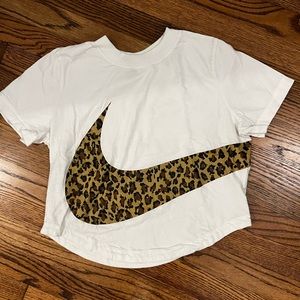 NIKE cropped tee with animal print swish